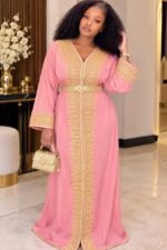 Caftan Marocain Moderne – Tissu Crêpe Doux & Broderies Dorées – Image 3