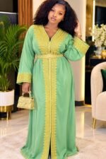 Caftan Marocain Moderne – Tissu Crêpe Doux & Broderies Dorées – Image 2
