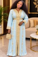 Caftan Marocain en Tissu Jawhara 1ère Qualité – Broderies Dorées & Ceinture Assortie – Image 3